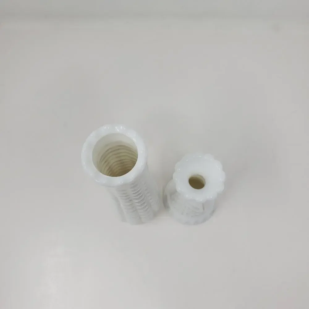 Vintage Set of 2 White Milkglass vase/budvase In Great condition 6